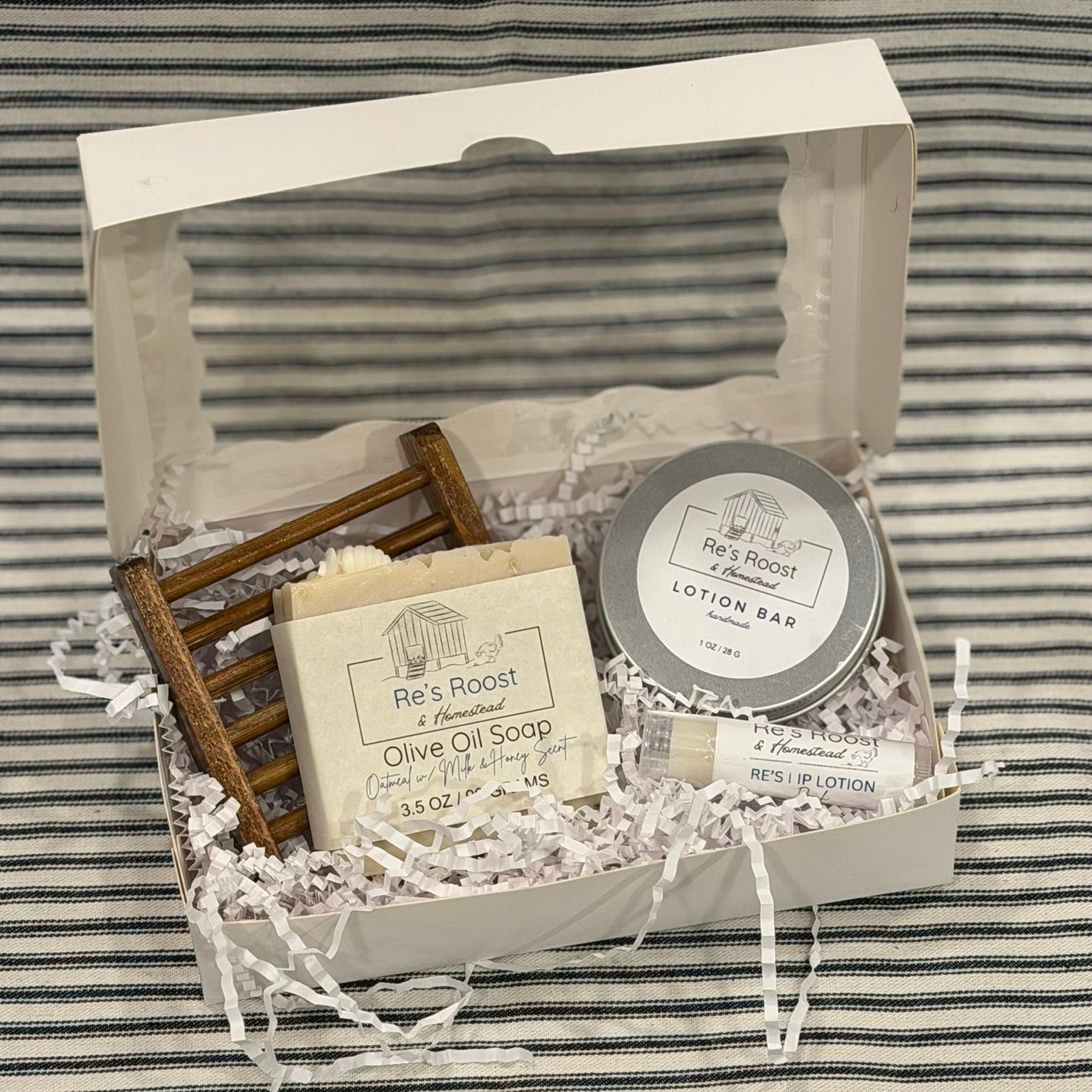 Set with Olive oil soap, soap rest, lotion bar and lip lotion in a box with clear front
